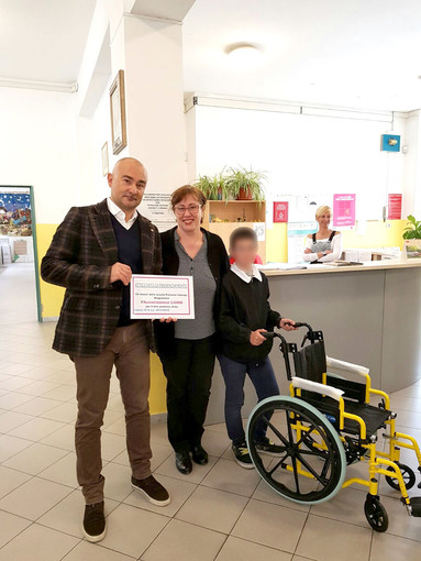 Lions Club Loano Doria donano una sedia a rotelle alle scuola elementare Mons. Valerga