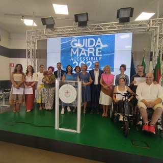 Guida al mare accessibile, le spiagge aperte alle persone con disabilità motoria: ecco gli stabilimenti nel Savonese