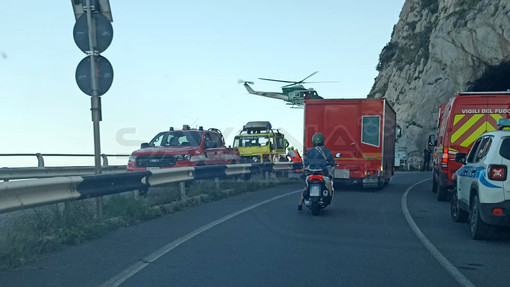 Bloccati sugli scogli di Capo Noli, tre stranieri recuperati con l'elisoccorso (FOTO e VIDEO)