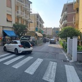 Spotorno, biciclette e monopattini in contromano su viale Europa: &quot;La segnaletica non basta, servono sanzioni&quot;