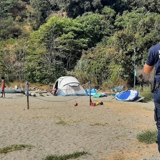 Savona, tende e bivacchi sulla spiaggia multati 14 campeggiatori abusivi