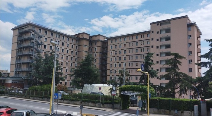 Soccorso dall'ambulanza, viene trovato con una pistola in ospedale: 43enne arrestato a Savona
