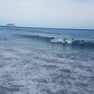 Alassio, la sfida di un esperto in scienze ambientali marine, Alessio Rovere, e un ex campione italiano di surf, Filippo Orso: “Difendiamo la spiaggia con opere moderne che non uccidano il surf”