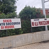 Albenga, riappaiono gli striscioni “Senza Pronto Soccorso si muore” all’ospedale S. Maria di Misericordia