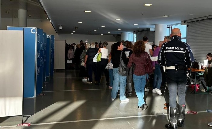 Savona, all'Open Day dedicato alle vaccinazioni antinfluenzale e anticovid somministrate 880 dosi in quattro ore