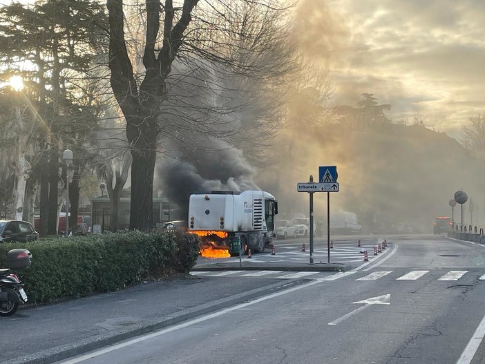 Savona: spazzatrice va a fuoco, paura in piazza del Popolo (FOTO e VIDEO)