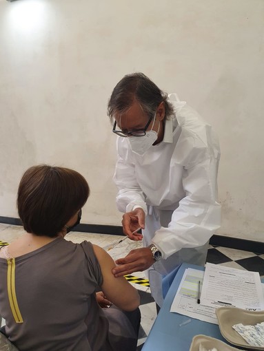 Albenga, riprendono le vaccinazioni al San Carlo: tra i medici anche il sindaco Tomatis