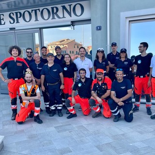 Tutti i soccorritori spotornesi che hanno partecipato alle ricerche (nella foto senza carabinieri, impegnati in quel momento a espletare le procedure del caso)