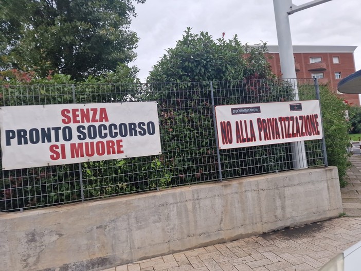 Albenga, riappaiono gli striscioni “Senza Pronto Soccorso si muore” all’ospedale S. Maria di Misericordia