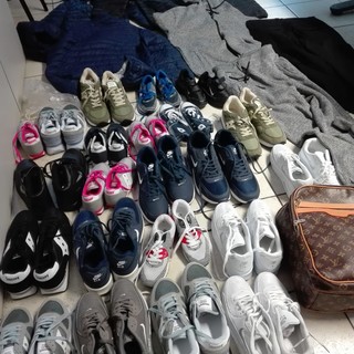 Controlli antiabusivismo commerciale a Pietra Ligure: sequestrate numerose paia di scarpe contraffatte