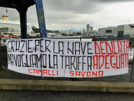 Inaugurazione Eco Savona, lo striscione dei &quot;camalli&quot;: &quot;Grazie per la nave dedicata ma vogliamo la tariffa adeguata&quot;