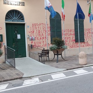 Scritte contro il sindaco Niero a Cisano sul Neva: arrestato un 39enne con problemi psichiatrici