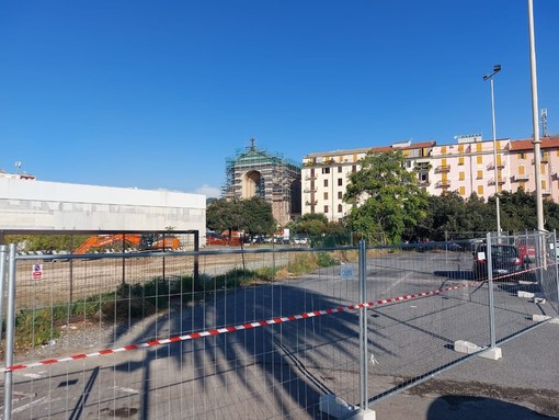 Secondo lotto della piscina Zanelli a Savona, si allarga l'area di cantiere: rimossi altri parcheggi