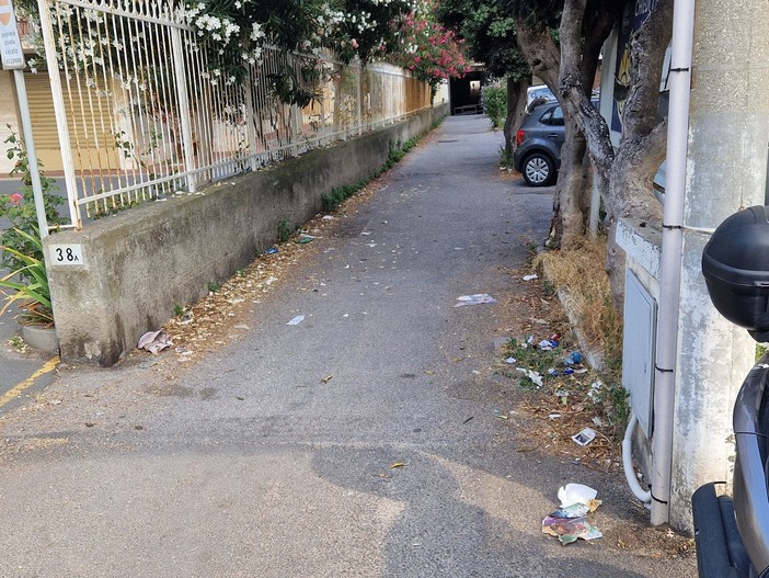 Savona, un lettore: “Strada che da via Nizza porta al sottopasso verso Legino sporca e abbandonata”