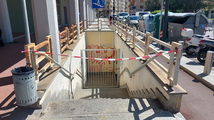 Savona, cadono pezzi d'intonaco dal sottopassaggio dalle scuole XXV Aprile, chiuso l'accesso