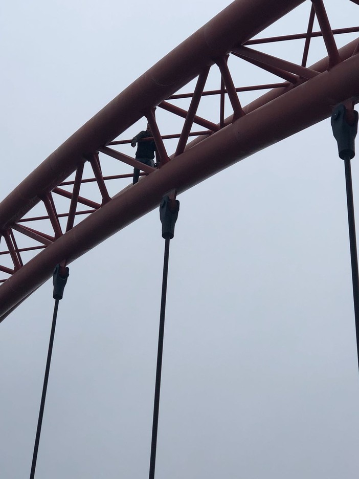 Minaccia di buttarsi dal Ponte Rosso di Albenga, salvato dai vigili del fuoco (FOTO e VIDEO)