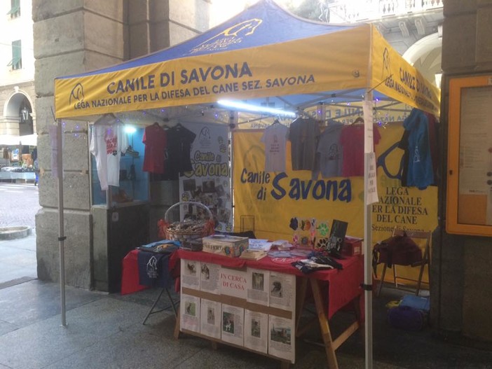 I volontari che gestiscono il canile di Savona presenti con un banchetto alla fiera di Santa Lucia