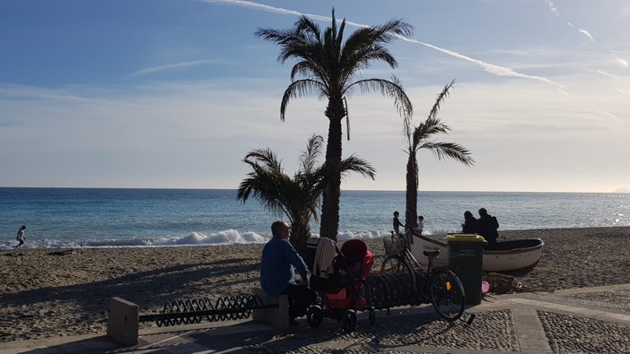 Finale, di nuovo possibile un tuffo in mare: pronta una nuova ordinanza per concedere nuovamente l'accesso al litorale