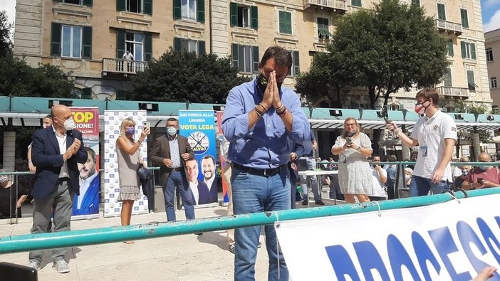 Savona, comizio di Matteo Salvini in Piazza Sisto: scatta la contestazione (FOTO e VIDEO)