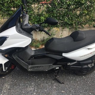 Imperia: con il suv abbatte due scooter e una moto per poi darsi alla fuga. L'appello di chi ha subito i danni (Foto)