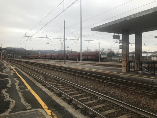 Lite tra fidanzati sul treno Torino-Ventimiglia: convoglio fermo alla stazione di San Giuseppe di Cairo