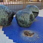 Albissola, divelta una sfera de &quot;La Natura&quot; di Lucio Fontana. Il sindaco: &quot;Siamo stufi&quot;