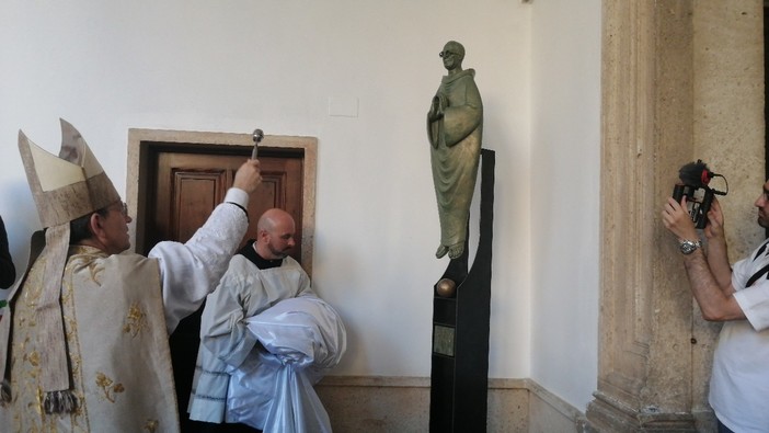 Il sorriso accogliente di don Carlo veglierà su Finalpia: svelata la scultura in suo ricordo (FOTO)