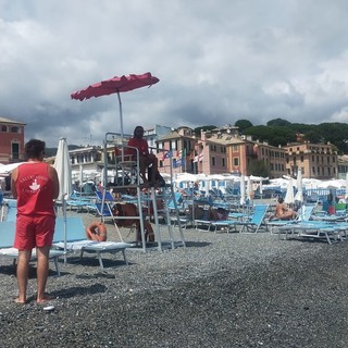 Celle, 85enne si sente male in mare: salvato da un bagnino e rianimato da un medico in vacanza (FOTO)