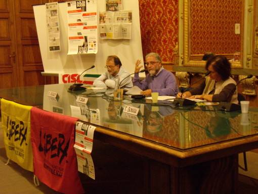 Nella foto, un momento della serata. Fabio Silva al centro con Enrico Reggio e Tiziana Bonora