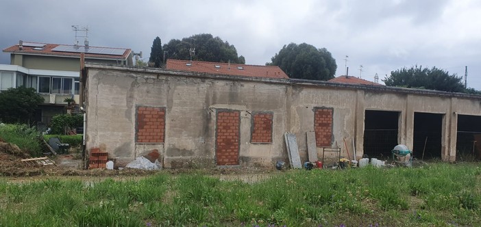 Albenga, bonifica e messa in sicurezza delle strutture abbandonate: interventi a Campochiesa e viale 8 Marzo