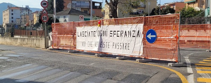 Chiusura di Via Sabazia a Vado, il grido d'allarme dello Jema's Bar: &quot;Perso l'80% dei clienti. Ci sentiamo abbandonati a noi stessi&quot;