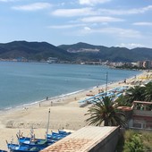 Straniero irregolare affittava ombrelloni in nero alla spiaggia delle Fornaci. Scatta il Daspo urbano