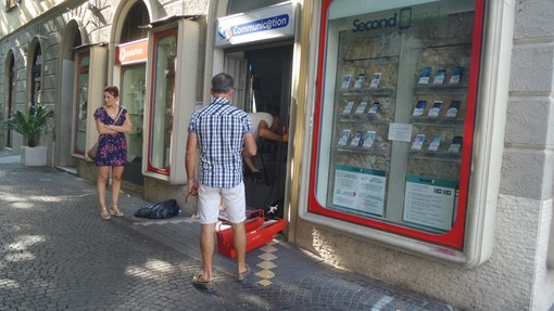 Albenga, seconda spaccata in meno di un mese al negozio Vodafone FT Communication