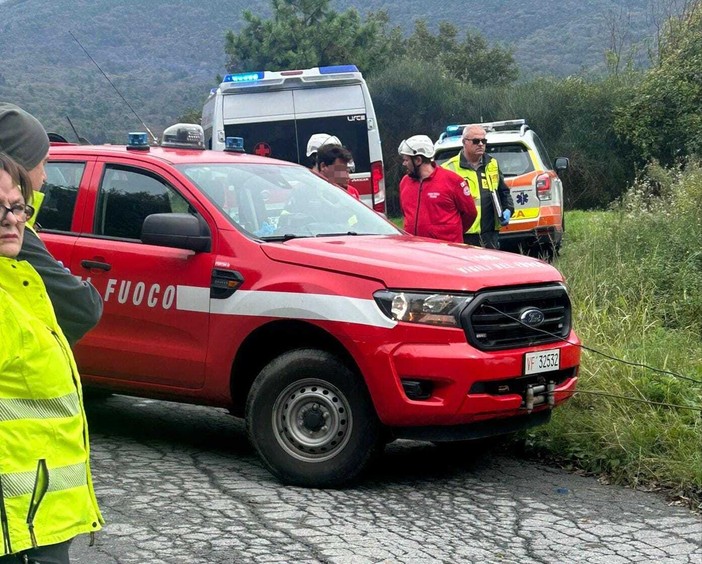 Stella, auto rimane appesa ad una scarpata: intervento dei vigili del fuoco e della Croce Rossa