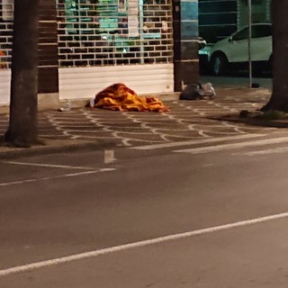 Albenga, senzatetto in viale Pontelungo: i cittadini chiedono un aiuto per le persone in difficoltà