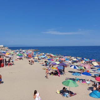 Savona, malore in spiaggia al Prolungamento: donna trasportata in ospedale