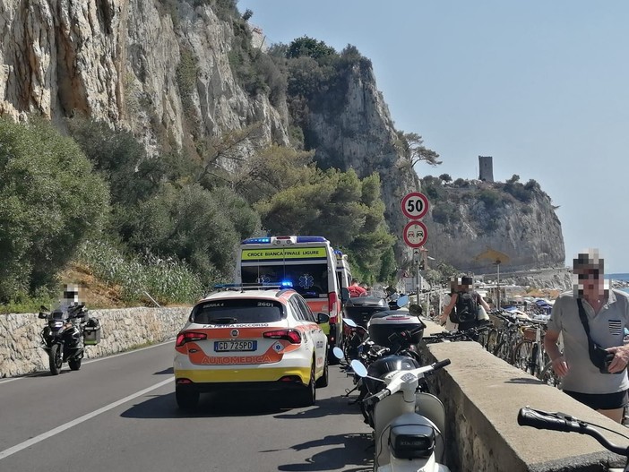 Restano bloccati tra gli scogli e le onde, bagnanti salvati al Castelletto di Finale (FOTO)