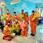 Albisola, la Croce Verde dona le uova di Pasqua ai bimbi e alle neomamme della Pediatria del San Paolo (FOTO)