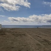 Creano scompiglio in spiaggia e intimidiscono i dipendenti del Comune: intervento dei carabinieri