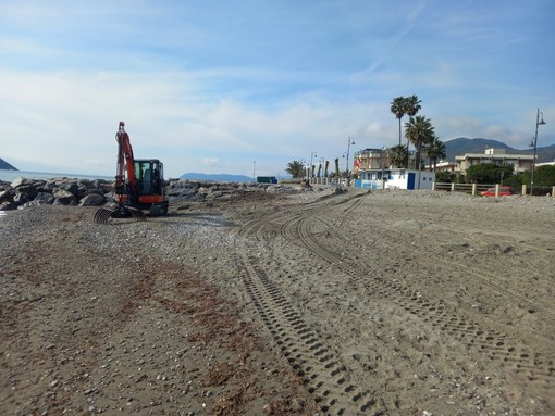 Albenga, spiagge pulite prima delle festività di Pasqua (FOTO)