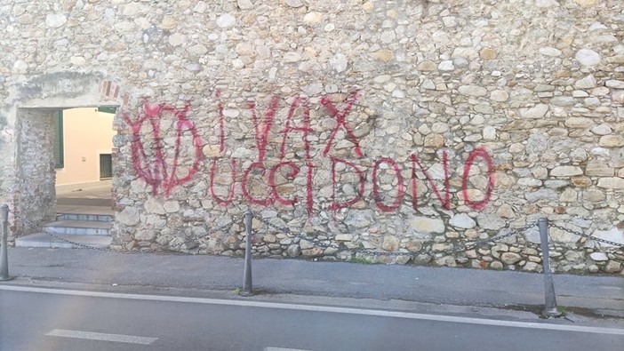 A Loano campeggiano le scritte &quot;I vax uccidono&quot; e &quot;Governo nazista&quot; (FOTO)