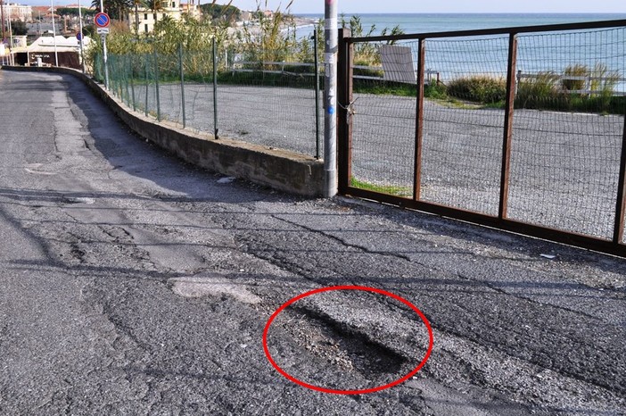 Albenga: troppe buche nell&amp;#039;asfalto della strada della m