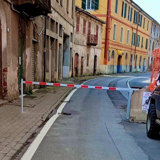 Ex Savam di Altare, strada chiusa ma le auto transitano lo stesso: il comune installa una sbarra in via XXV Aprile