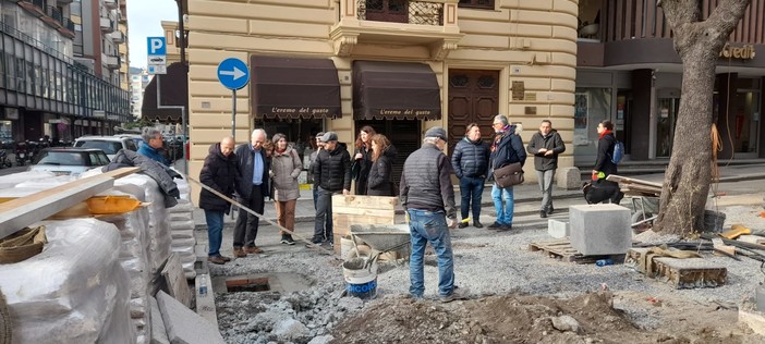 Savona, sopralluogo della minoranza in piazza Diaz. Corsa per completare parte dei lavori per il 23 febbraio