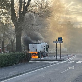 La spazzatrice a fuoco lo scorso 22 gennaio in Piazza del Popolo