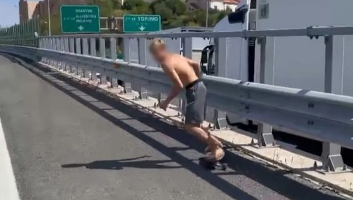 Automobilisti intrappolati in coda in autostrada, c'è chi preferisce prendere lo skateboard (VIDEO)