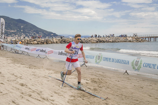 &quot;Sci di fondo on the beach&quot; a Laigueglia, tanti campioni e squadre da tutta Italia per la tredicesima edizione