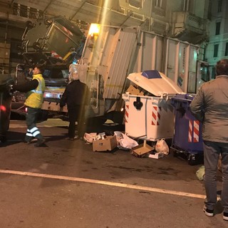 Savona, emergenza rifiuti: il sindaco Caprioglio in giro con i mezzi ATA