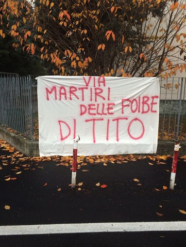 &quot;Via Martiri delle Foibe di Tito&quot;: appeso uno striscione a Bragno