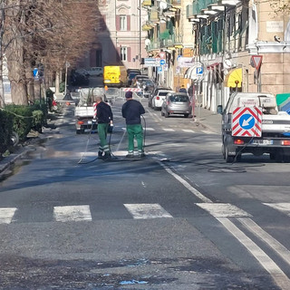 Incendio della spazzatrice di Sea-S, ancora chiuso il tratto di piazza del Popolo in direzione della Provincia